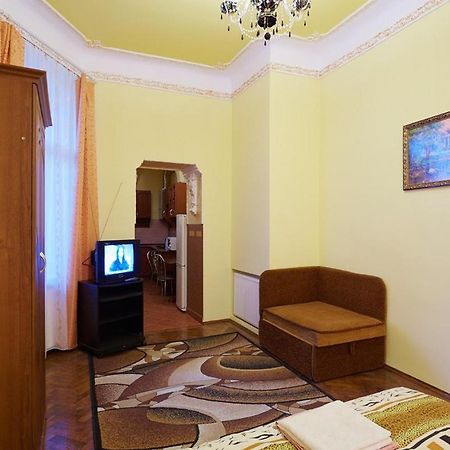 1 Bedroom Apartment On B. Khmelnytskogho - Centre 利沃夫 外观 照片